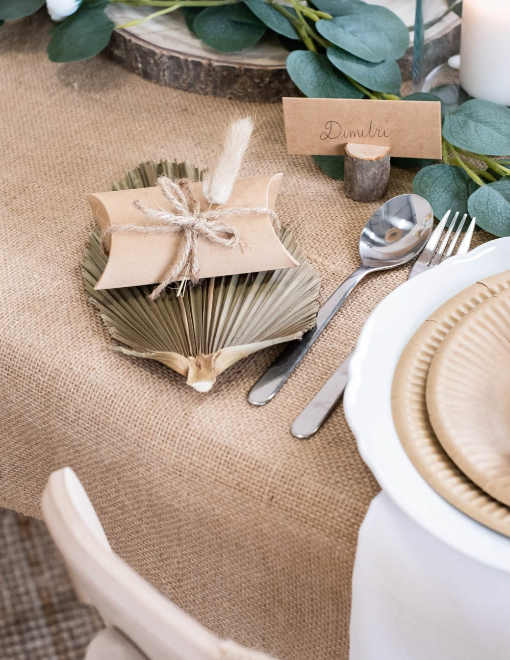 Puesta en escena en decoración de mesa de pequeñas cajas kraft para fiesta