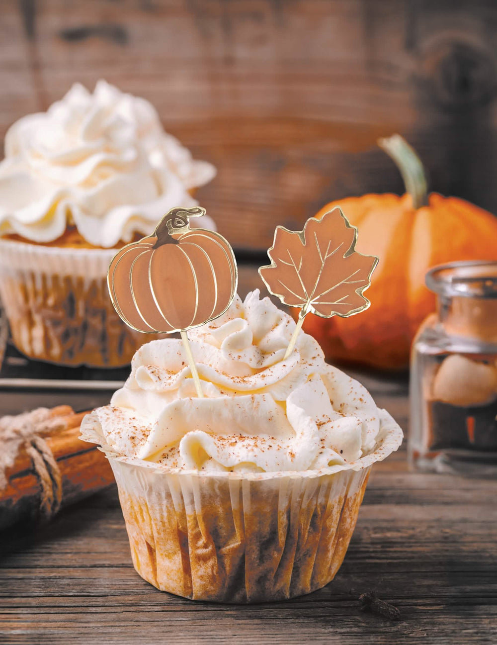 Mise en scène sur un cupcake des pics à cocktail automne citrouille et feuille