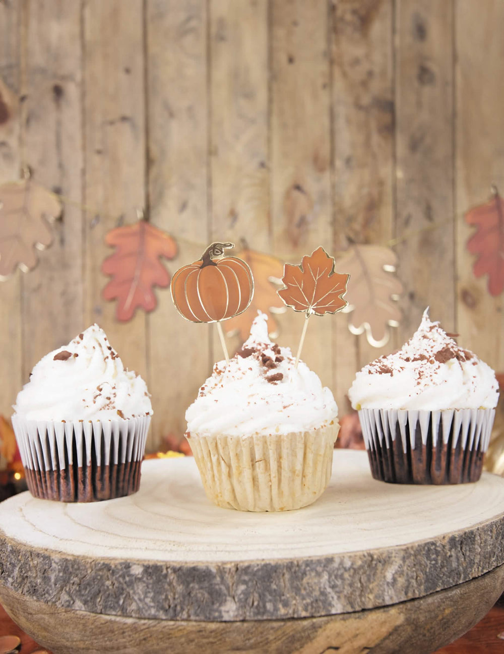 Présentation sur plateau en bois des pics à cocktail automne citrouille et feuille