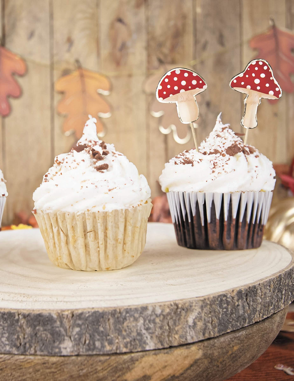Détail de la décoration de cupcakes des pics à cocktail champignon