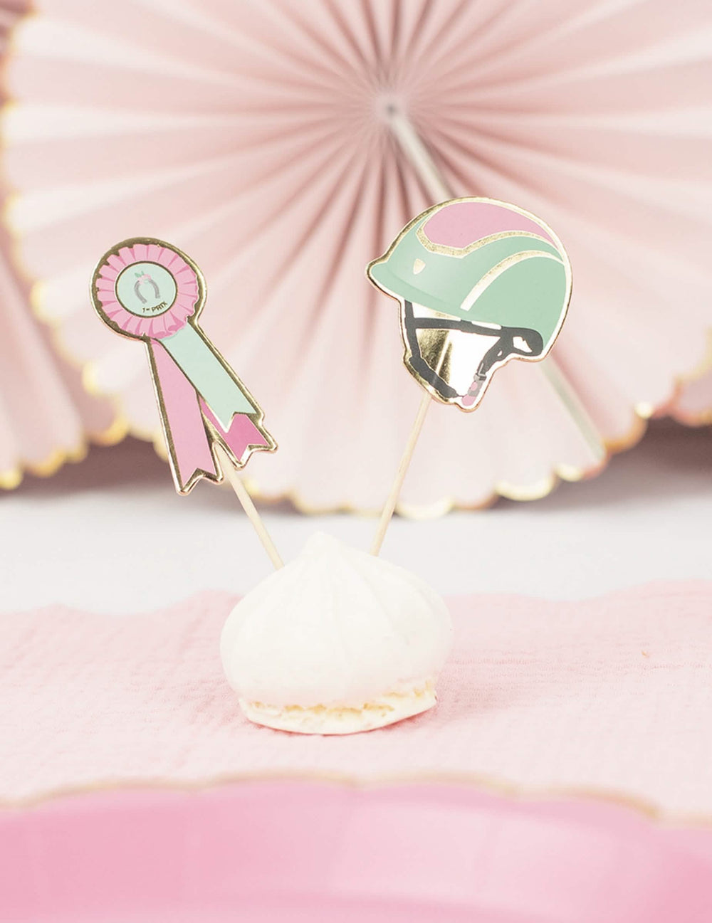 Detalle de los motivos de roseta y casco de los pinchos para cóctel caballo equitación