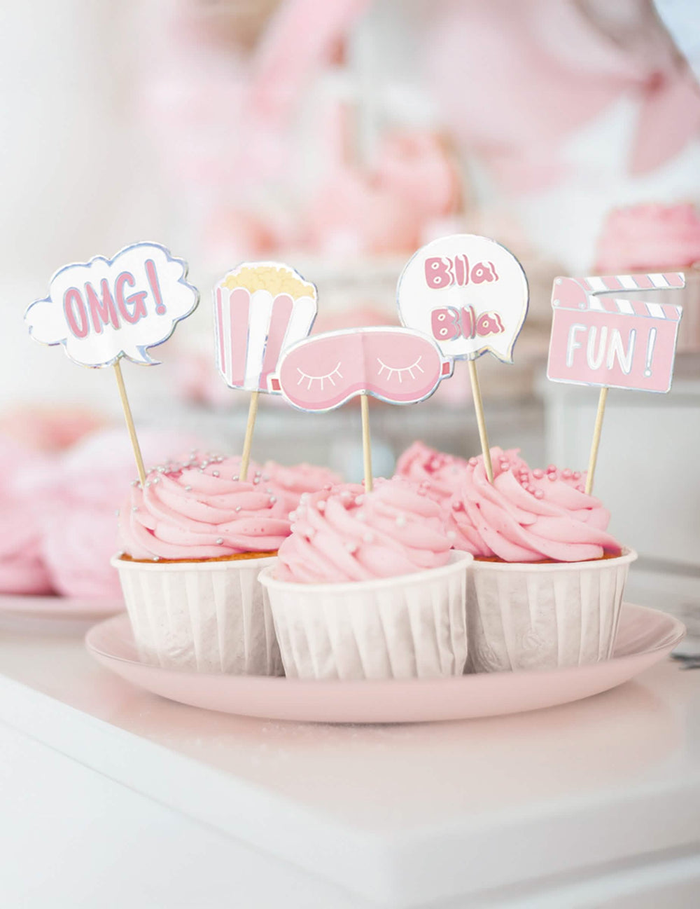 Détail des motifs sur des cupcakes des pics à cocktail pyjama party