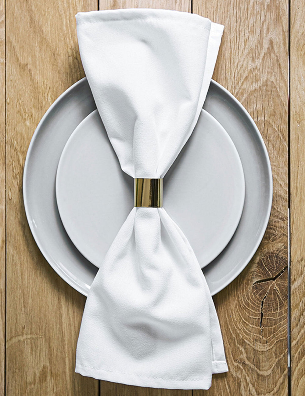 Mise en situation sur une assiette du rond de serviette en papier pour mariage doré métallique double face