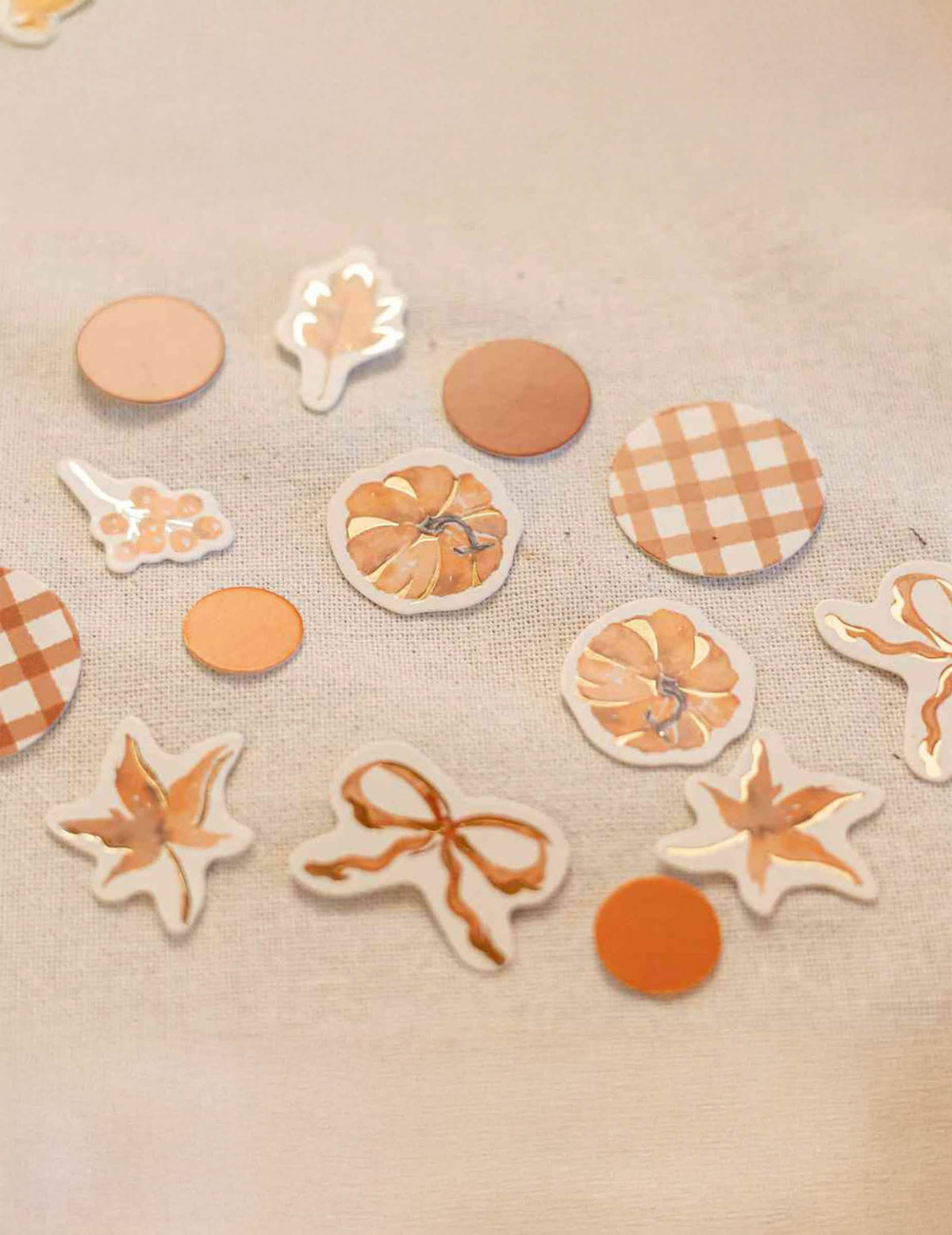 100 confetis Cottage Living de papel crema terracota y oro 3 cm
