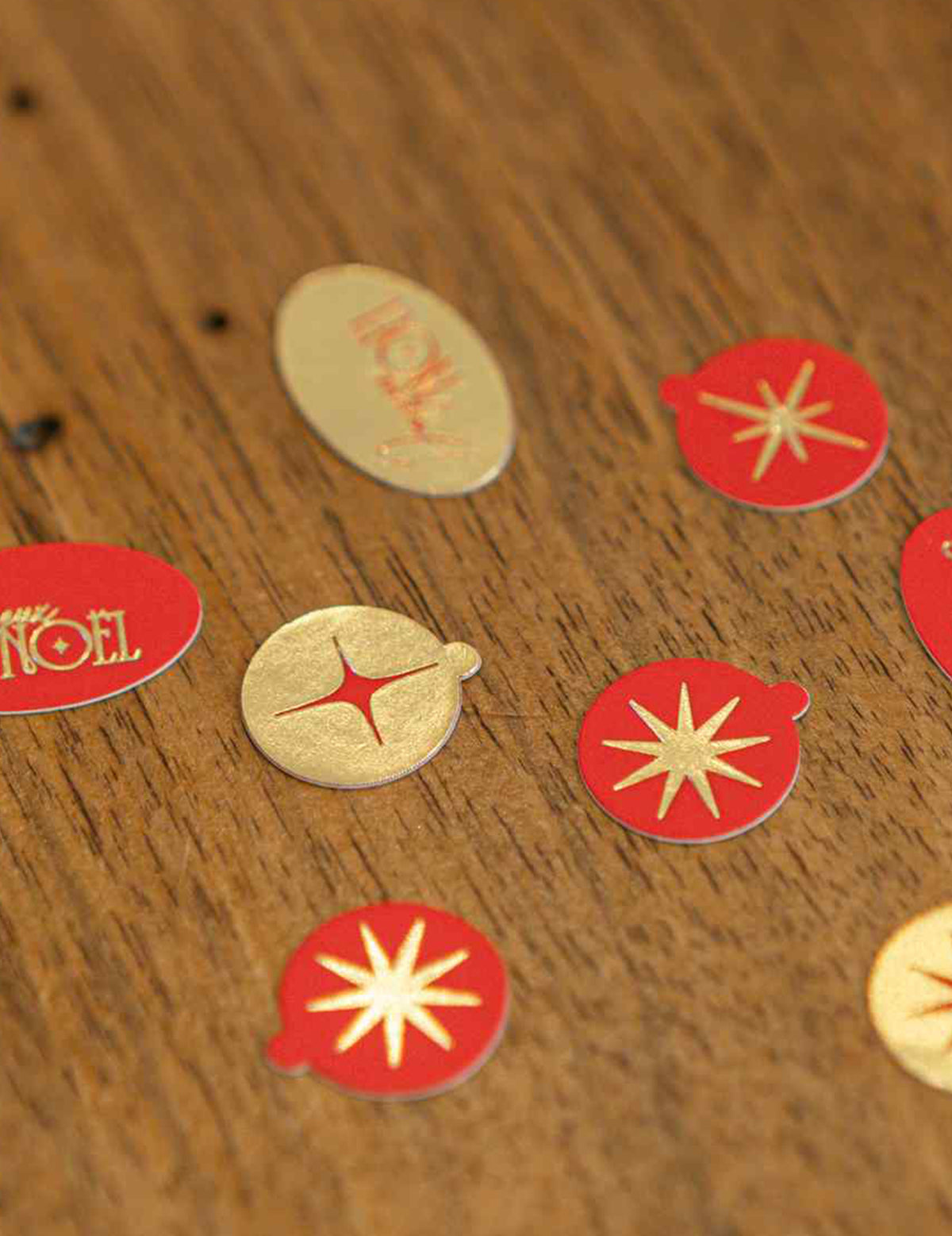 100 confetis Feliz Navidad atemporal rojo y oro de 1 a 2 cm