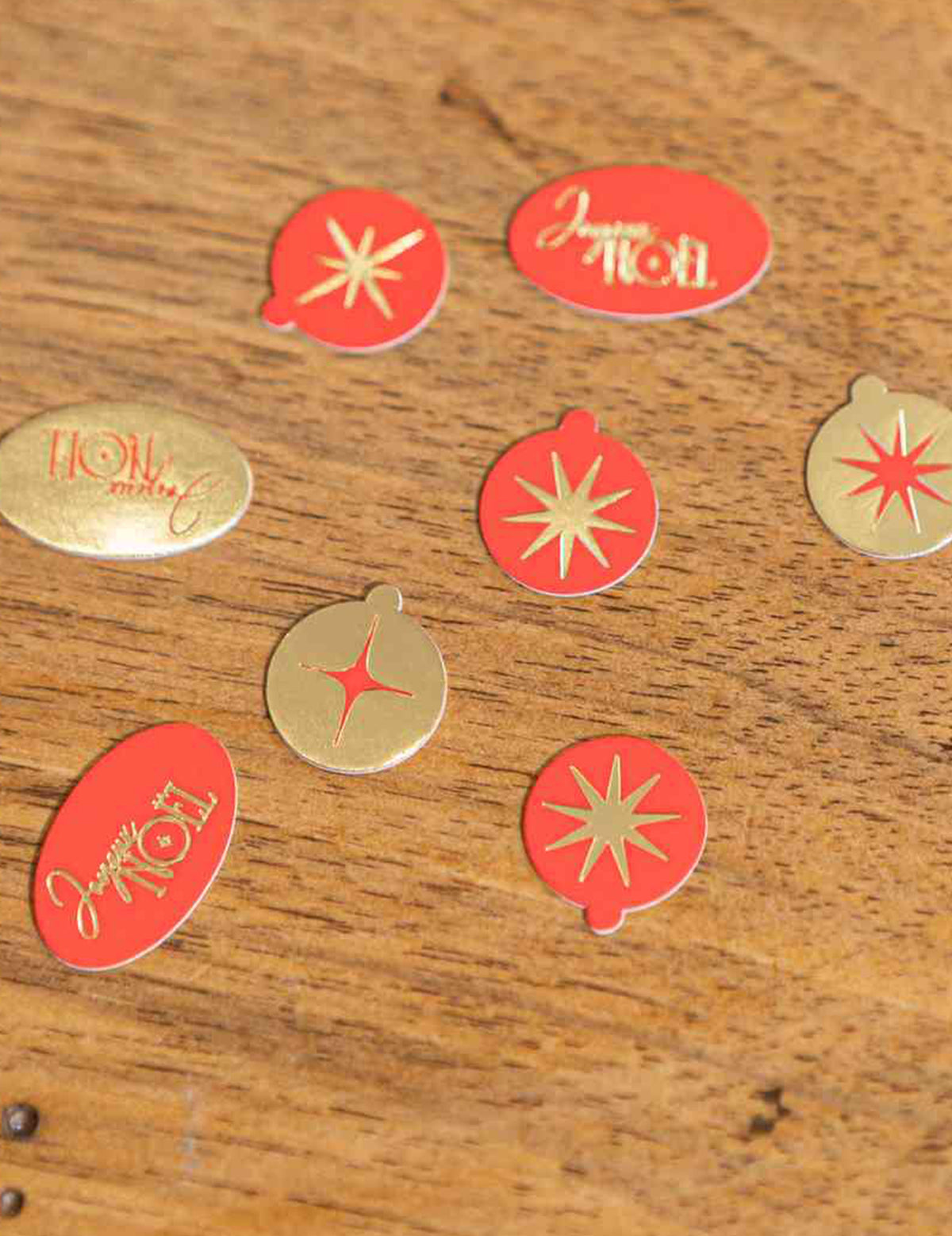 100 confetis Feliz Navidad atemporal rojo y oro de 1 a 2 cm