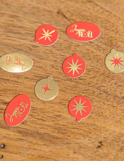 100 confetis Feliz Navidad atemporal rojo y oro de 1 a 2 cm