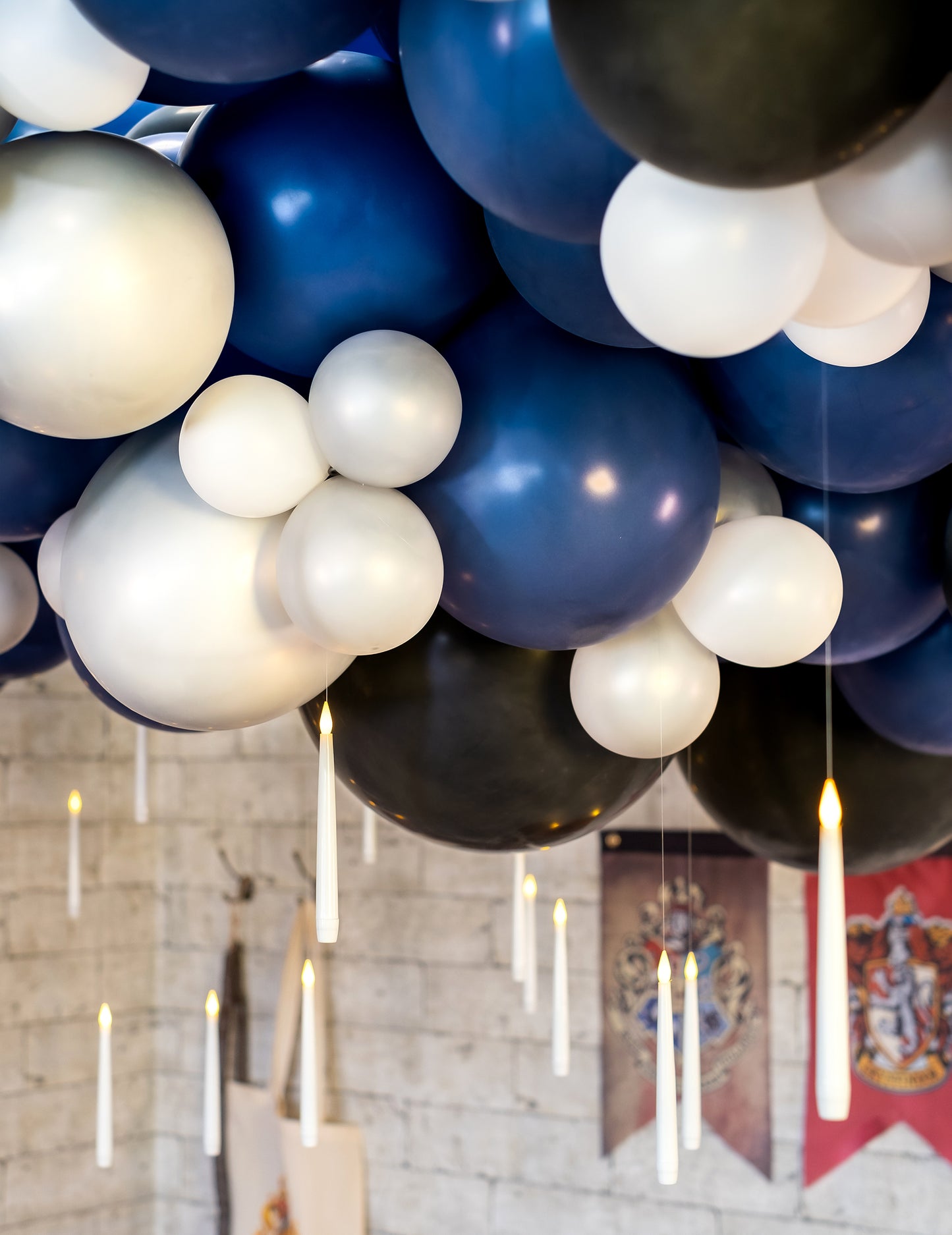 Détail des bougies flottantes suspendues au ciel de mini ballons latex pour décoration fête