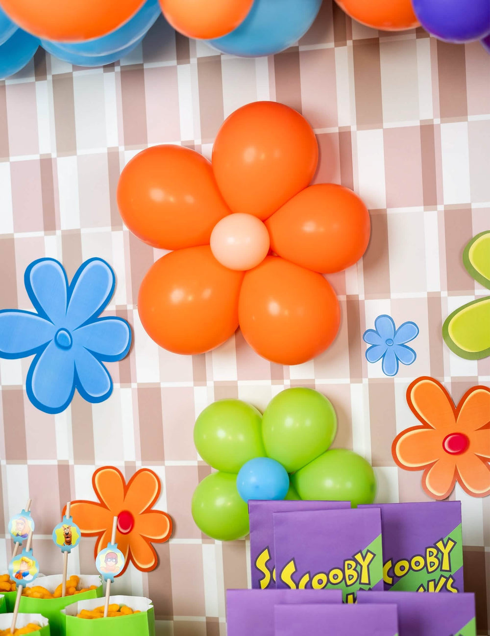 Mise en situation en forme de fleur des mini ballons latex décoration fête pêche pastel