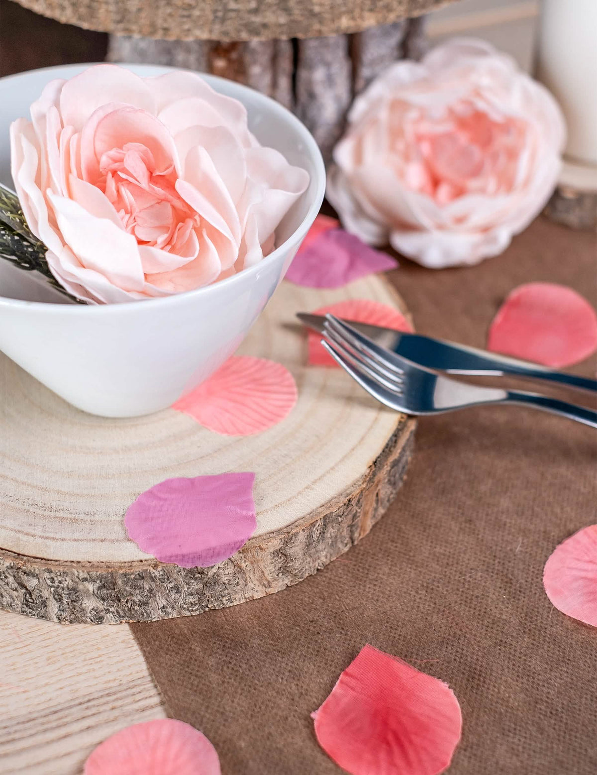 Mise en situation sur une table des pétales de rose pour mariage