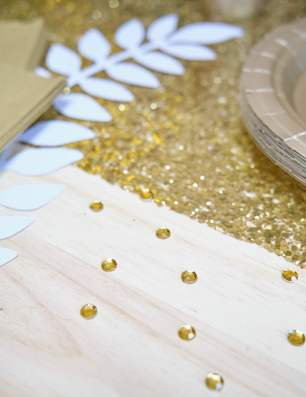 Colocación de los confetis de mesa redondos para decoración dorados