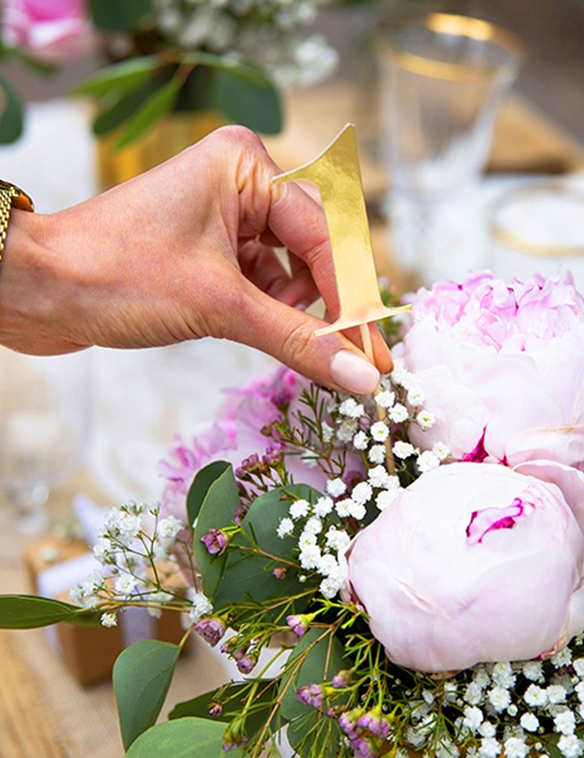 Mise en situation dans un bouquet de fleurs du marque tables sur piques chiffres 0 à 10 dorés