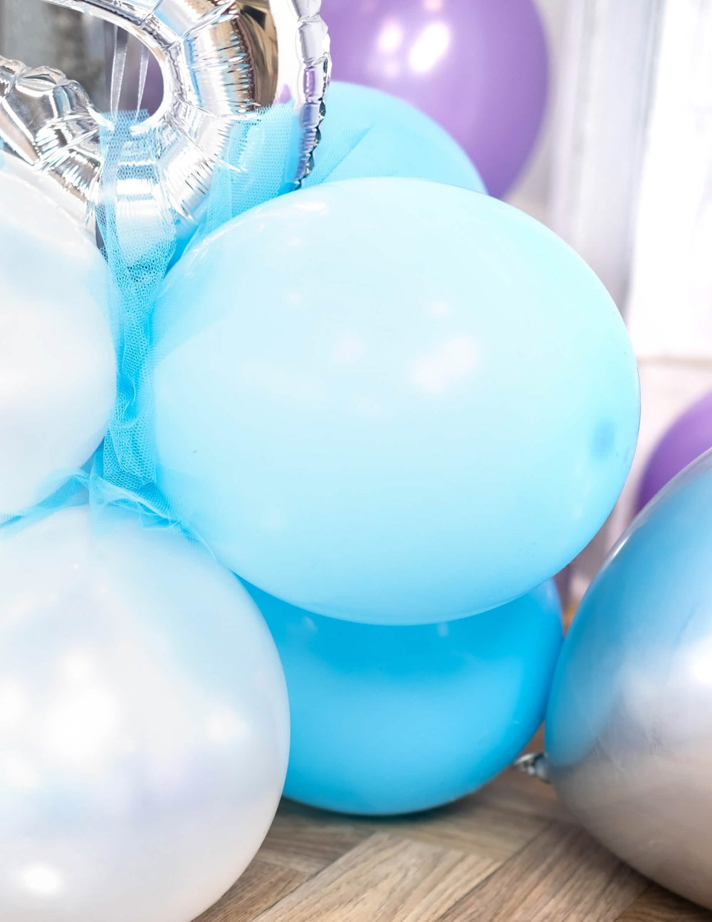 Primer plano del montaje del globo de fiesta