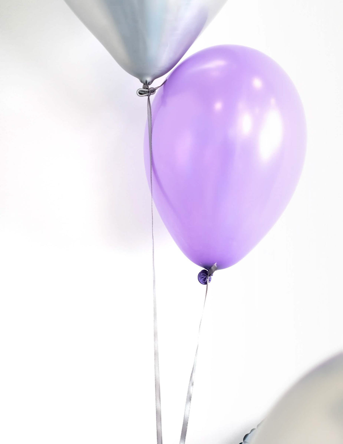 Primer plano de los globos con cintas de los globos metalizados de fiesta para decoración lila