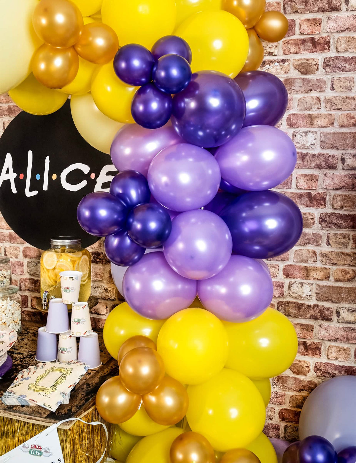 Puesta en escena en un arco de globos metalizados de fiesta para decoración lila