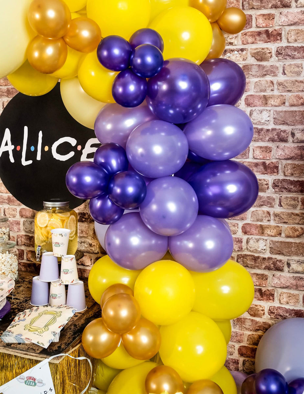 Montaje en arco de globos metalizados para fiesta morados