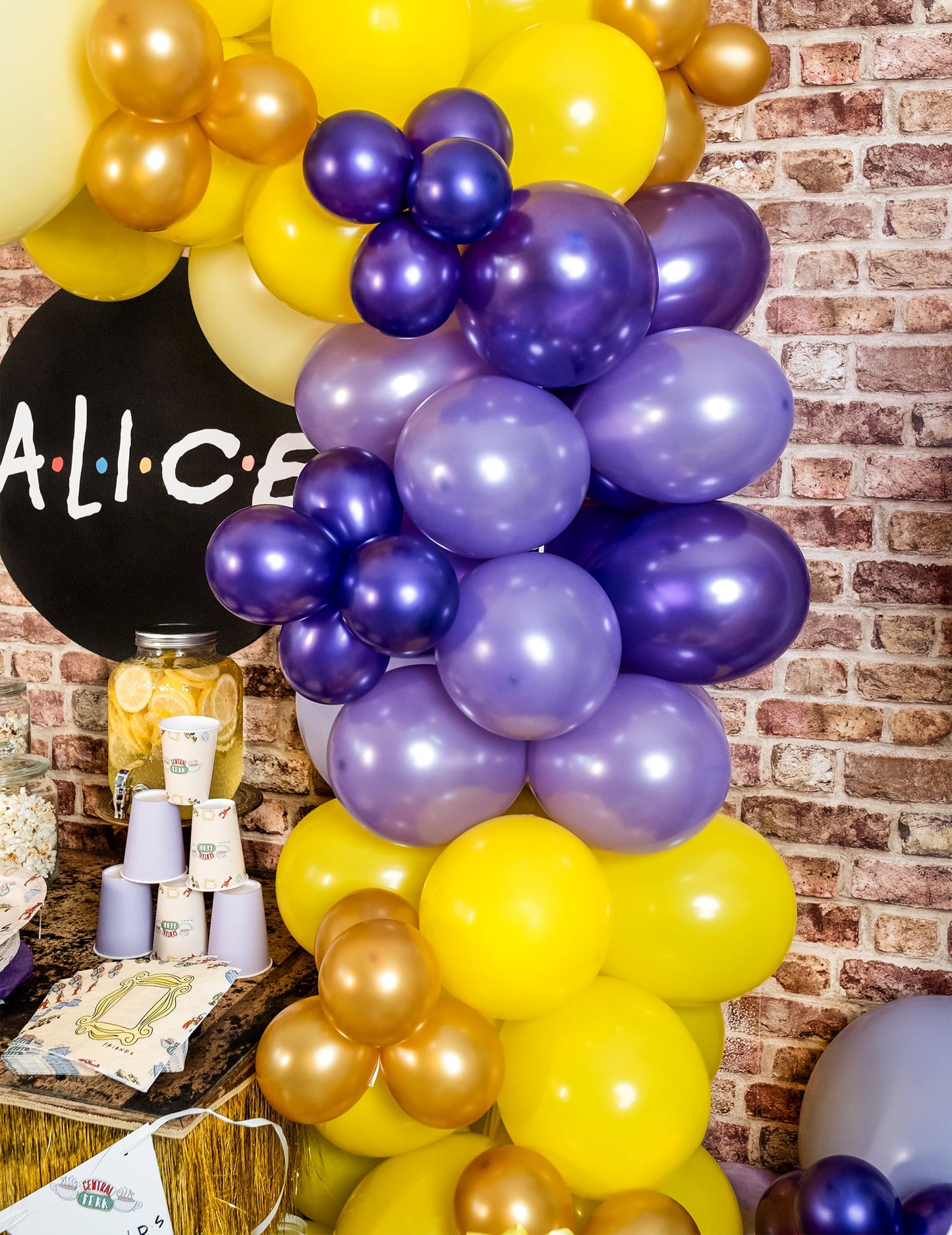 Mise en situation en arche des ballons métallisés pour fête violets