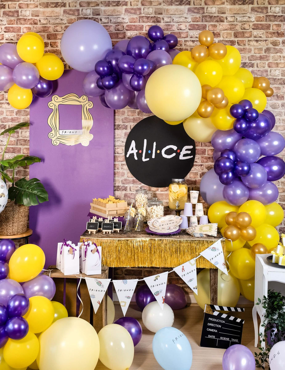 Decoración de buffet de globos metalizados para fiesta violetas