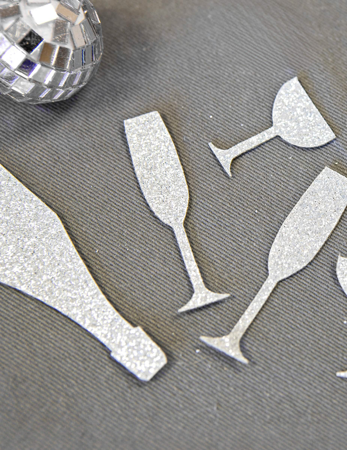 Primer plano de la textura brillante de los confetis de mesa champán plateados copas y flautas