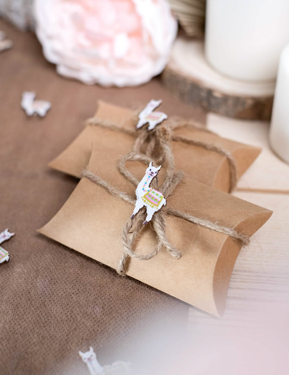 Detalle de la utilización sobre caja regalo de los confetis de madera adhesivos llama