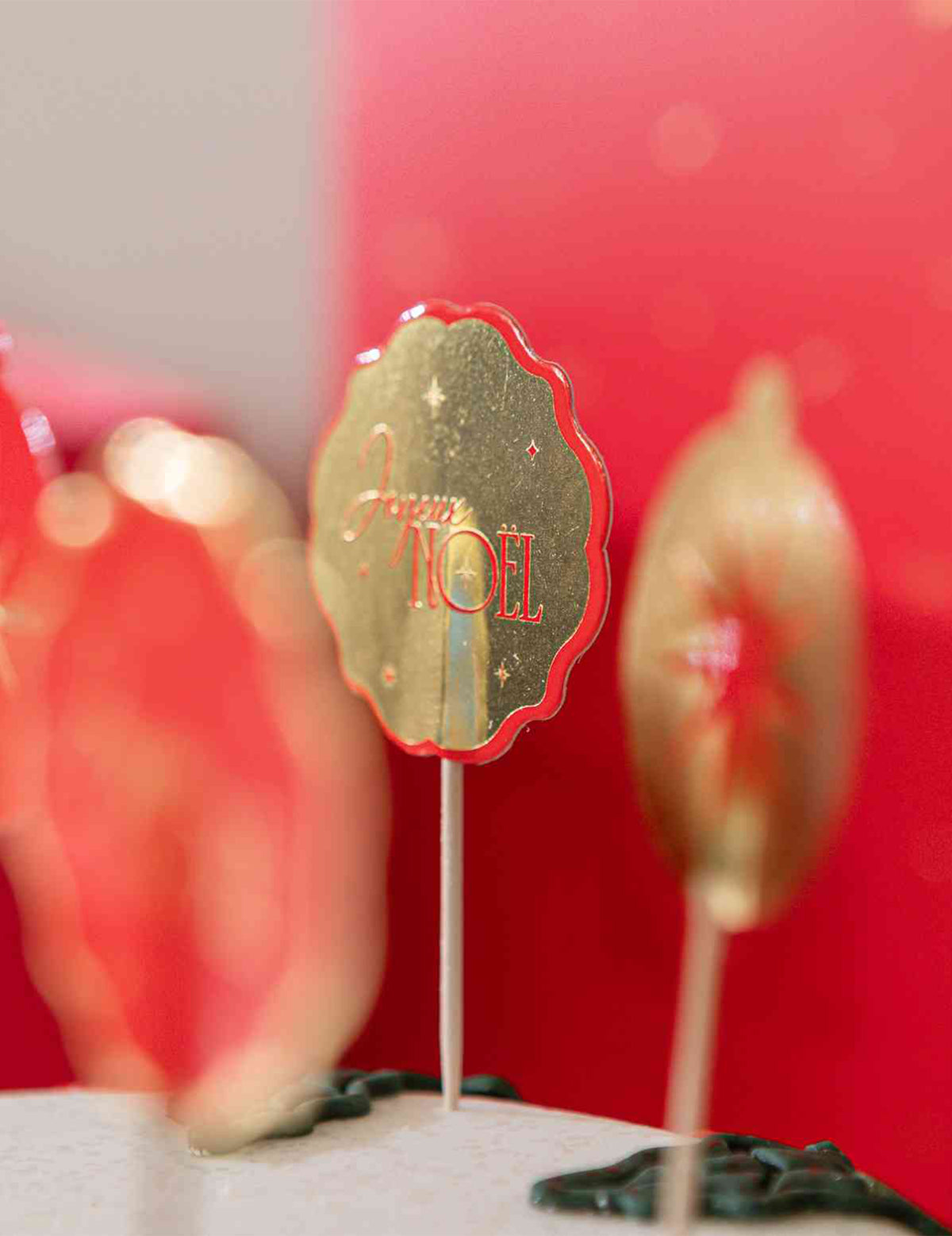 12 palillos Feliz Navidad atemporal rojo y dorado 9 cm