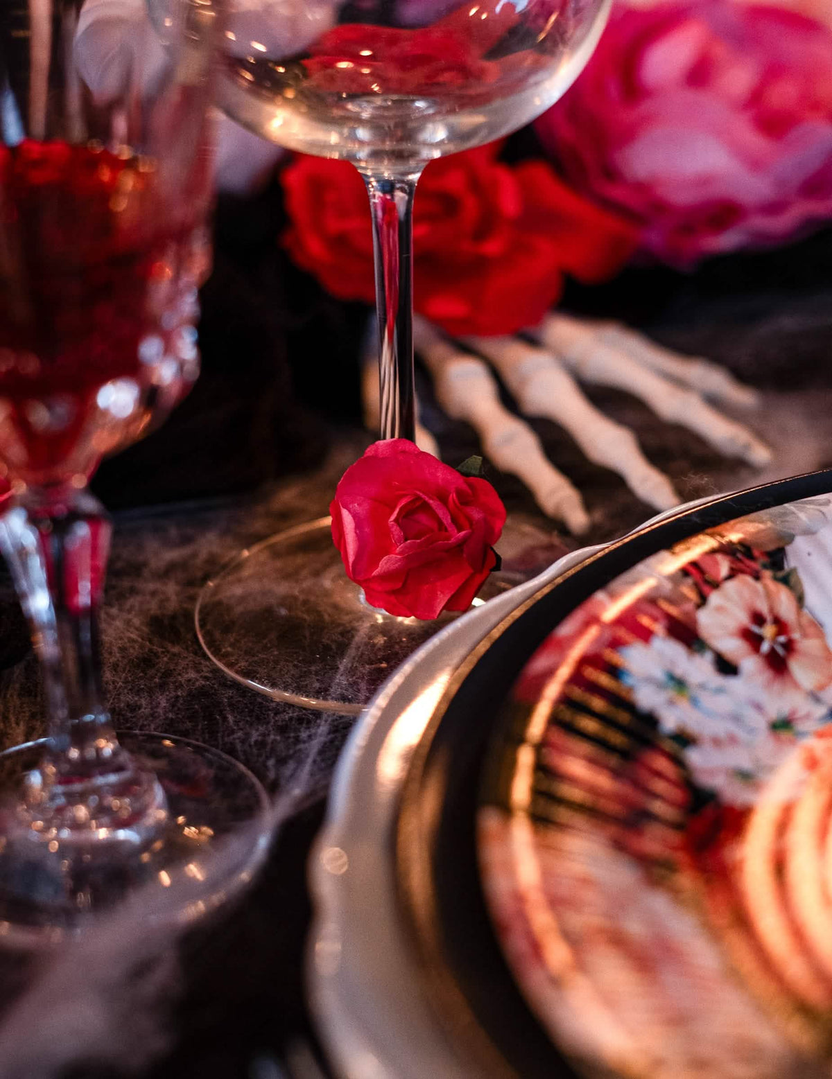 Escena sobre una mesa de halloween de 12 rosas para pinchar para decoración