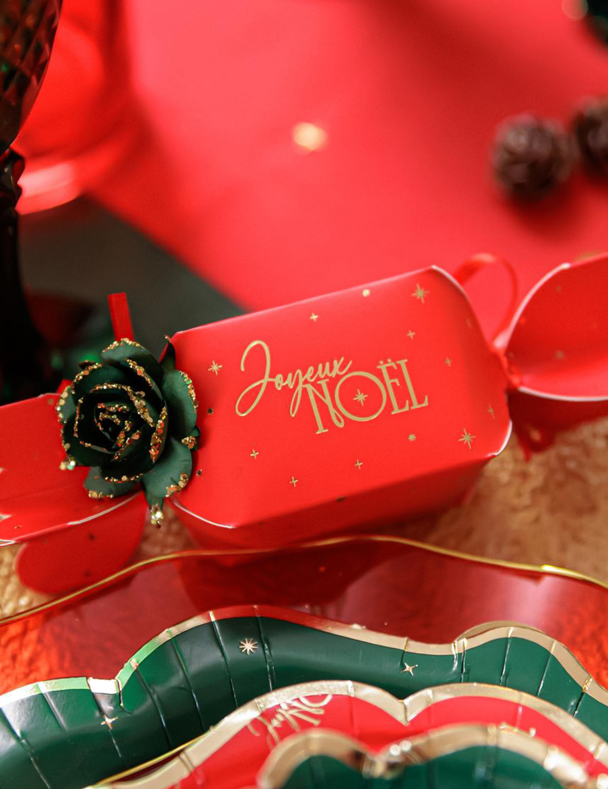 12 rosas de papel con tallo verde oscuro y dorado 3,5 cm