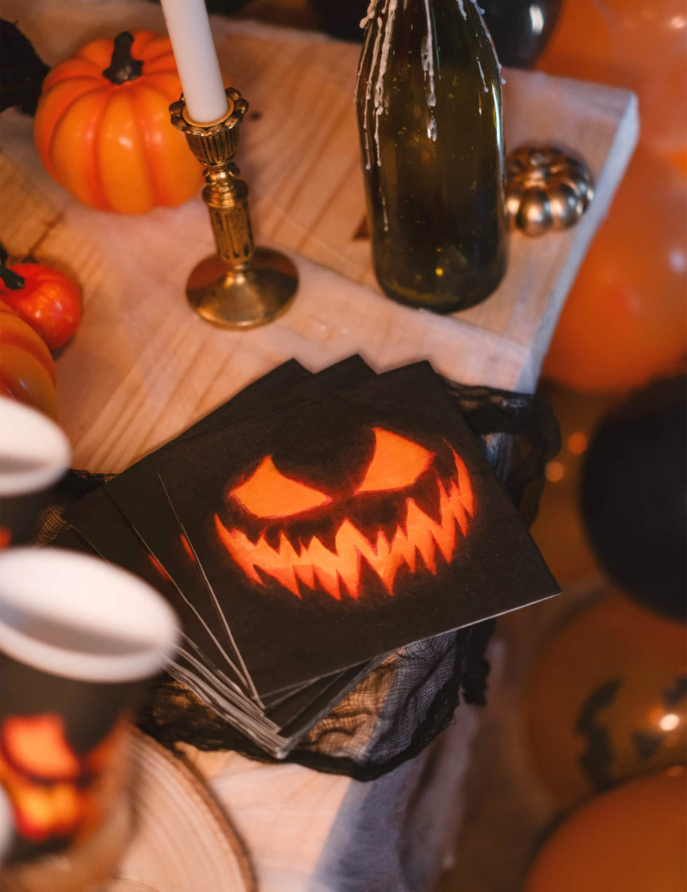 Escenografía para halloween de servilletas de papel calabazas aterradoras