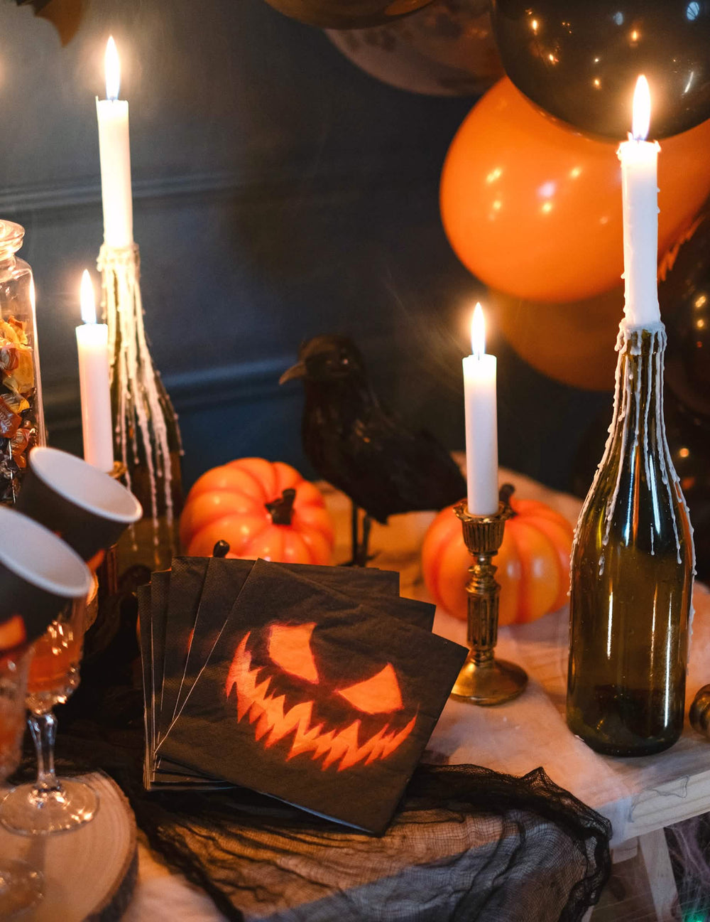 Primer plano del motivo de las servilletas de papel de calabazas terroríficas