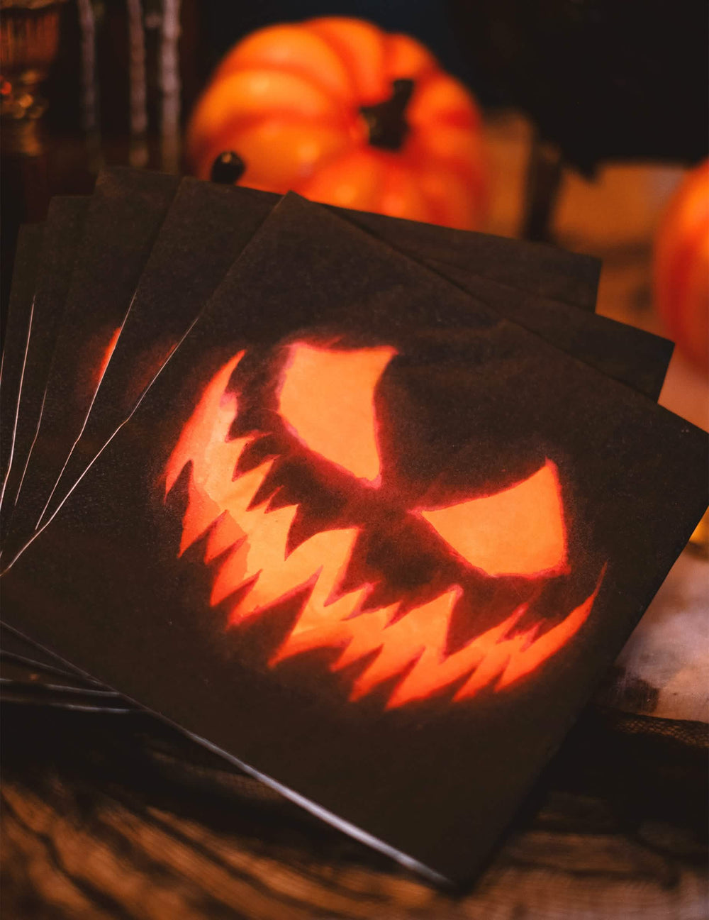 Pila de servilletas de papel de calabazas aterradoras