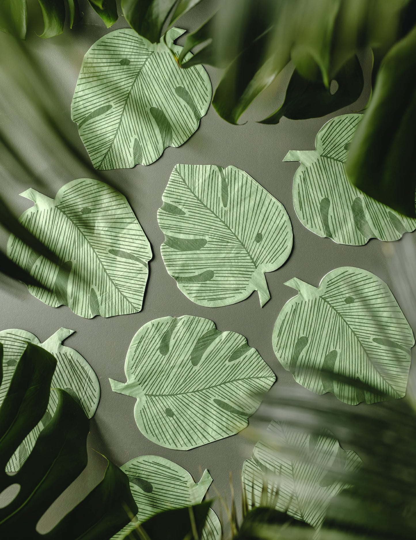 12 servilletas de papel con hoja de monstera verdes 29,1 x 36 cm
