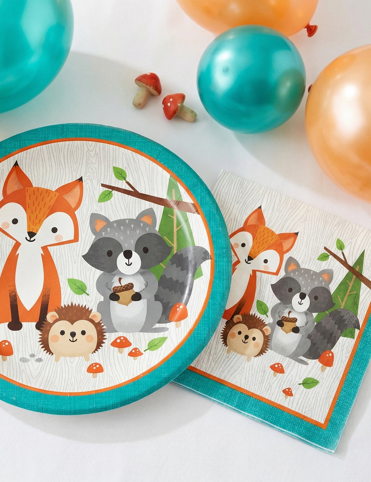 Mise en situation avec assiette assortie des serviettes en papier animaux de la forêt