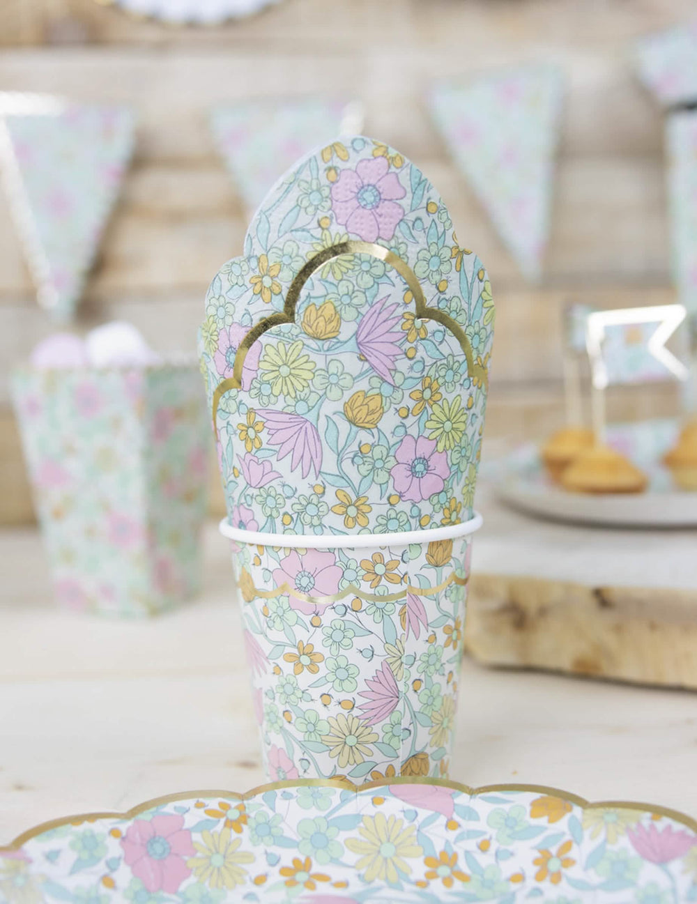Mise en situation des serviettes festonnées en papier shabby à fleurs