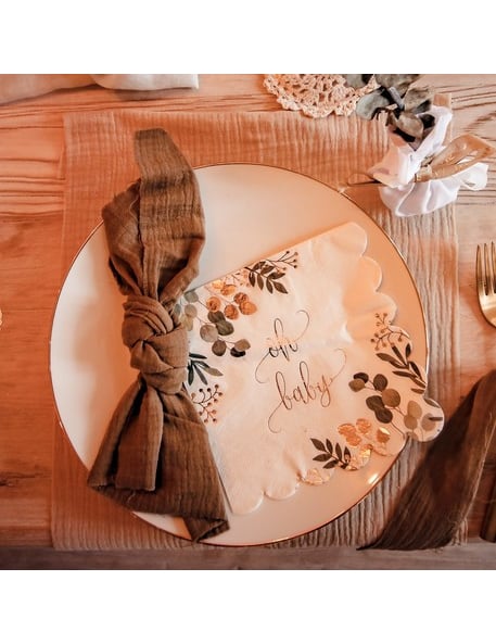 Mise en situation sur une table des serviettes en papier Oh Baby Eucalyptus pour baby shower