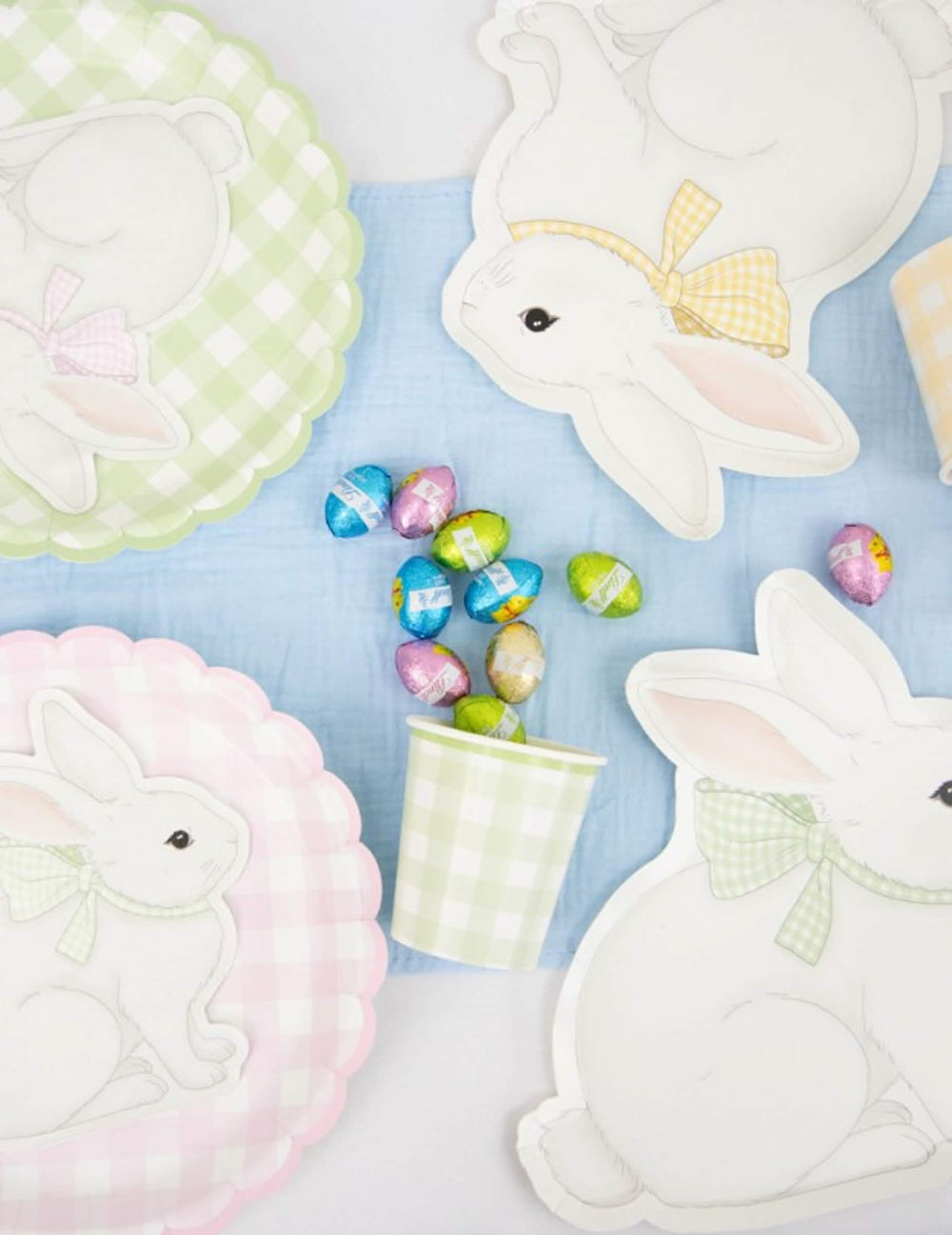 Mise en situation avec vaisselle assortie des serviettes en papier Mon Lapin