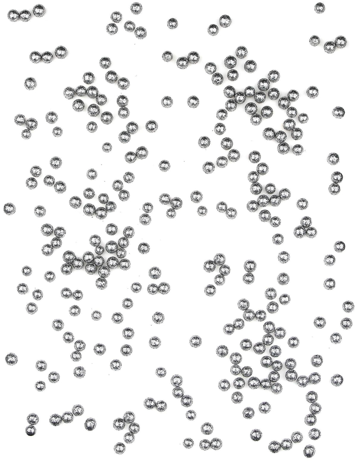 Gros plan sur les confettis de table mini boules pailletées argentées