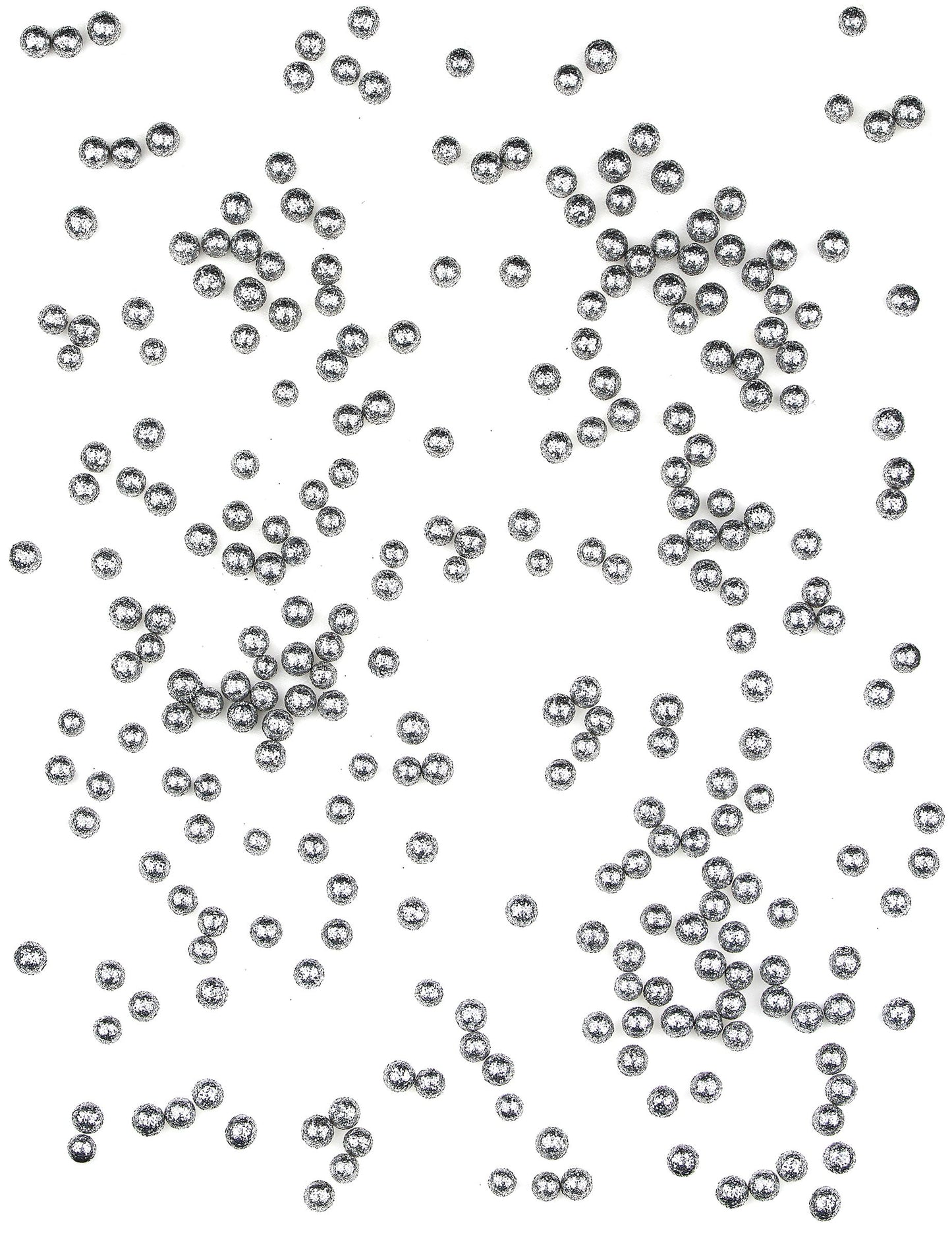 Gros plan sur les confettis de table mini boules pailletées argentées