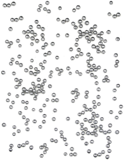 Gros plan sur les confettis de table mini boules pailletées argentées