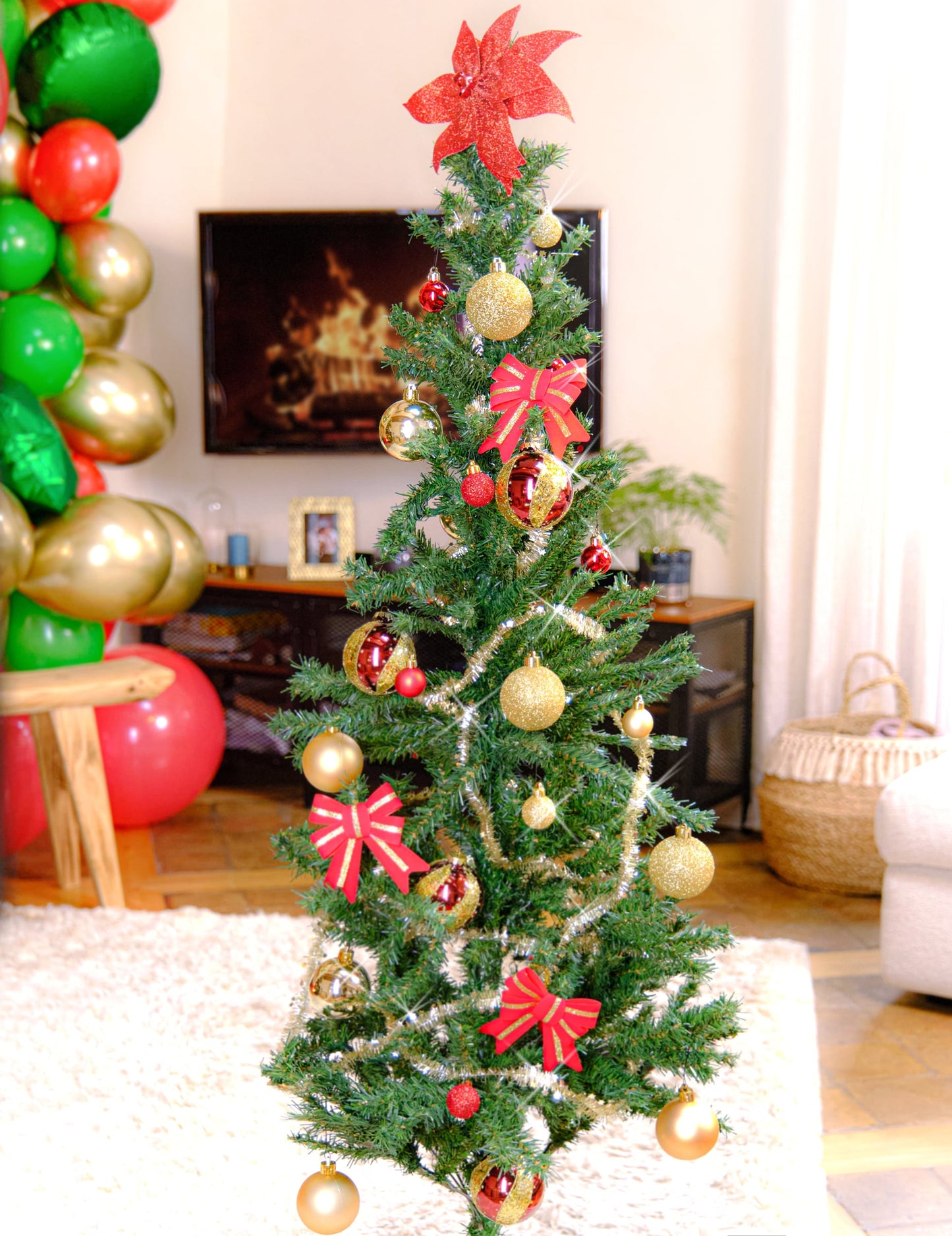 Mise en situation sur un sapin des boules de Noël pour décoration rouge et or pailletées mates et brillantes