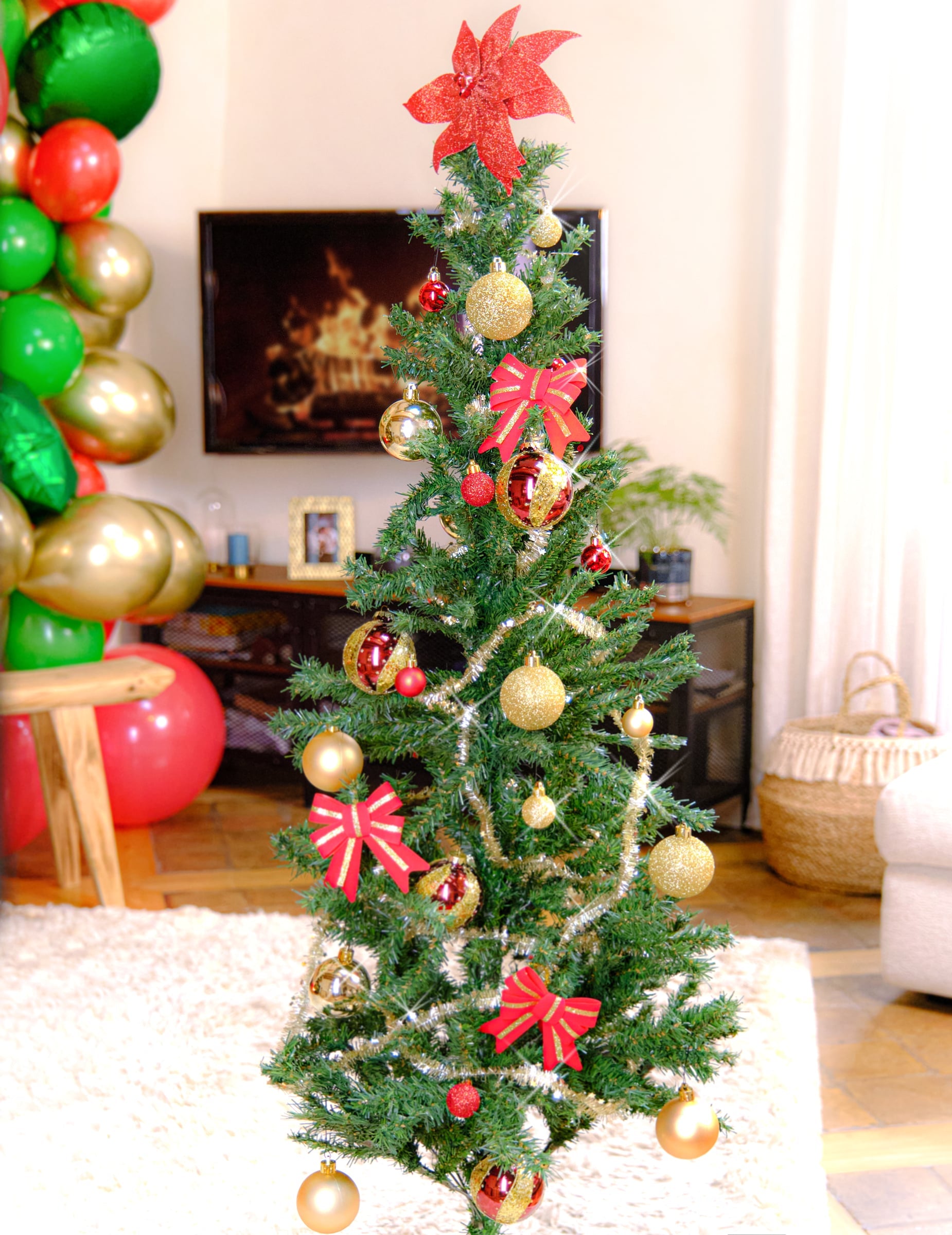 Mise en situation sur un sapin des boules de Noël pour décoration rouge et or pailletées mates et brillantes