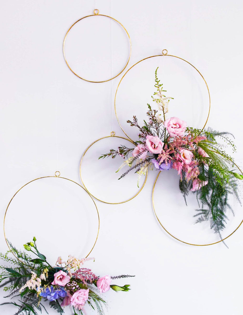 Ambientación floral de los aros de metal para coronas para decoración dorados