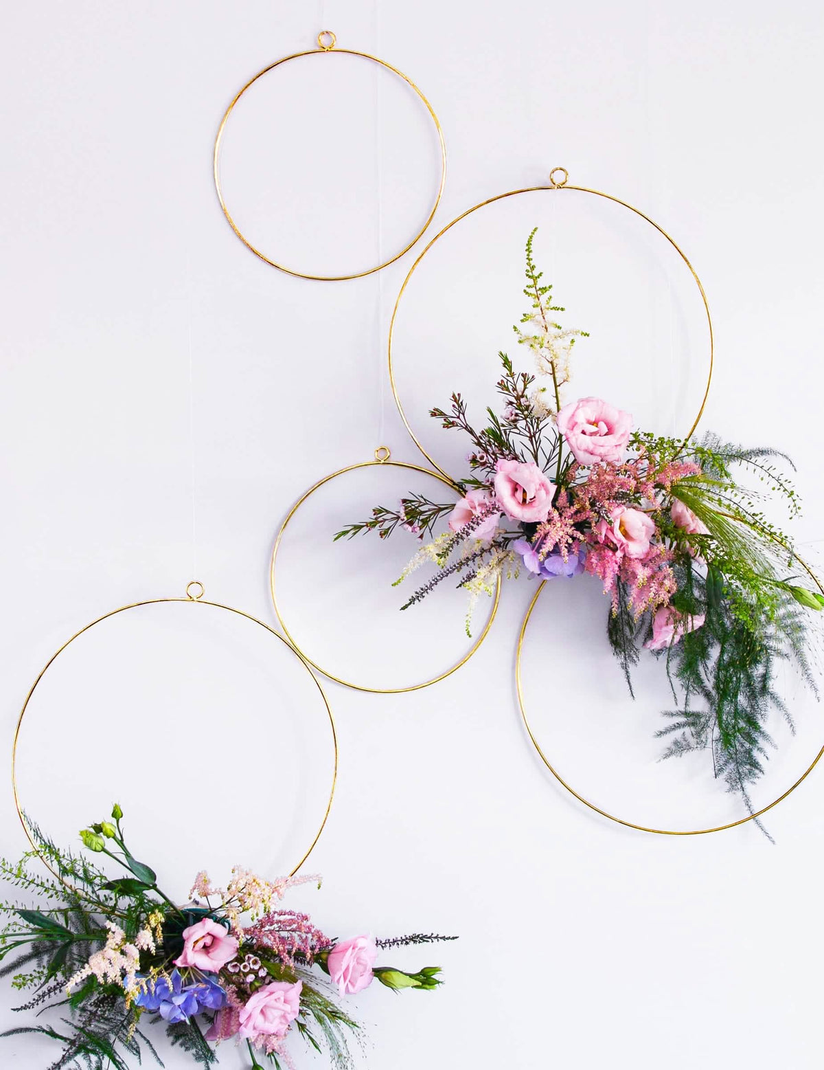 Ambientación floral de los aros de metal para coronas para decoración dorados