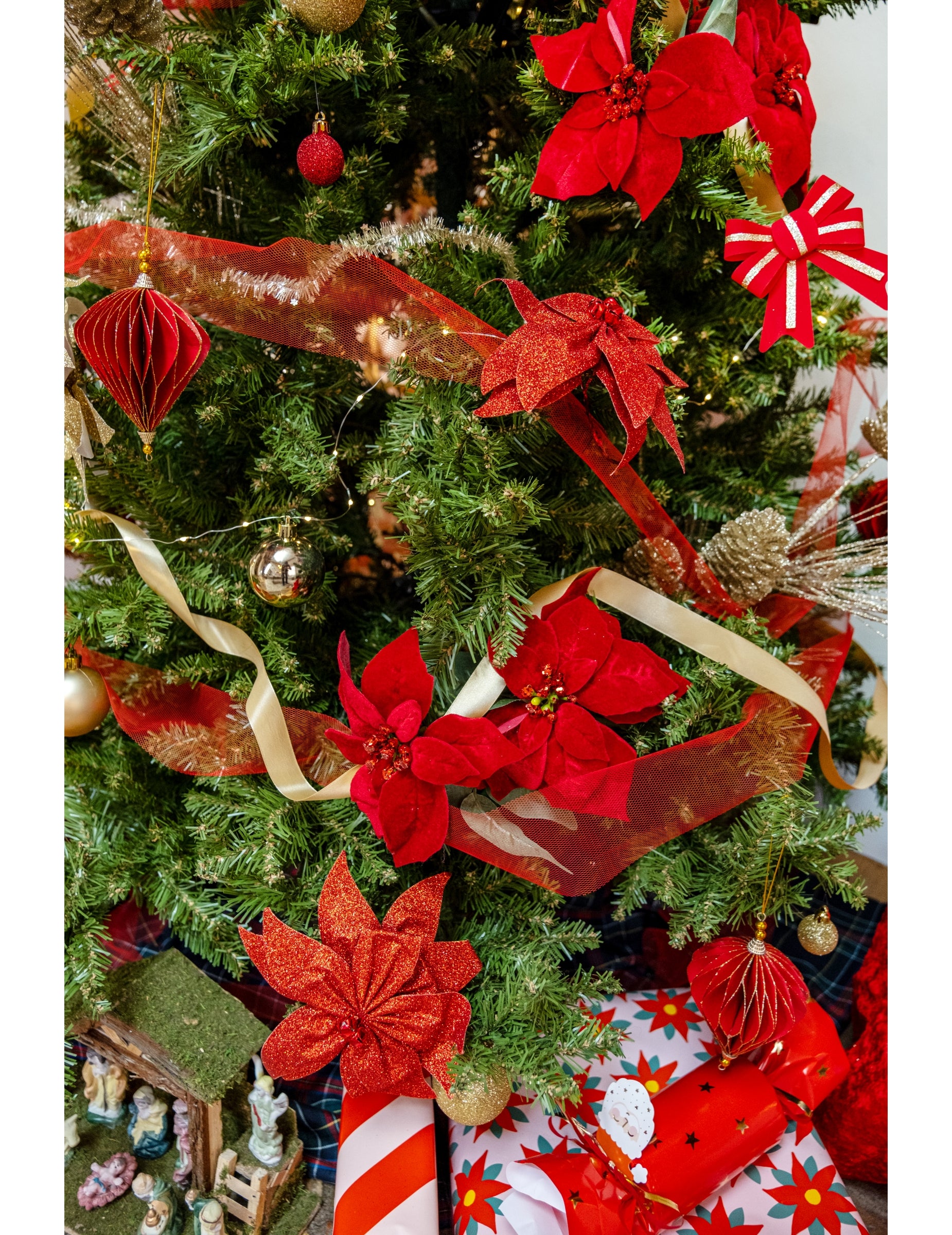 Mise en situation dans un sapin de Noël des suspensions origami losanges rouges et dorées