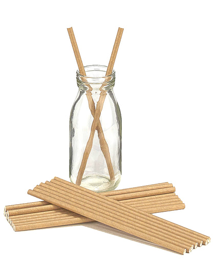 Détail d'une paille dans un gobelet des pailles en carton de couleur kraft pour fête marron