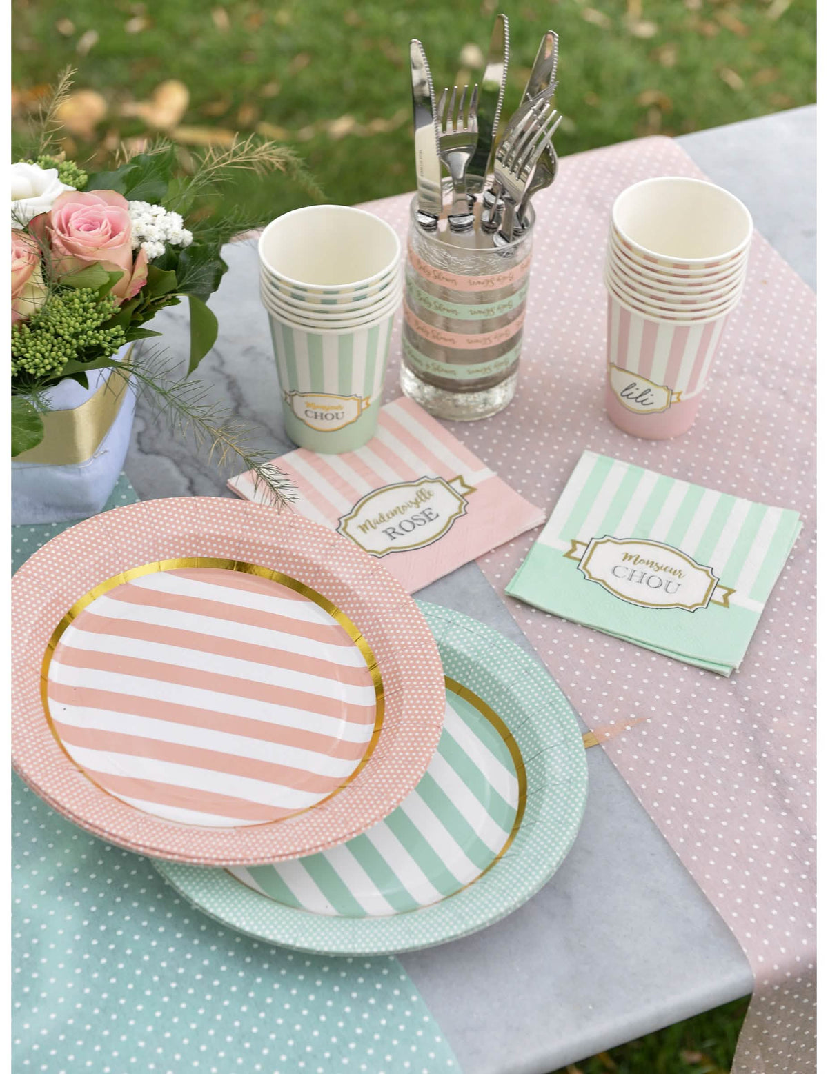 Mise en situation de table des serviettes en papier baby shower monsieur chou
