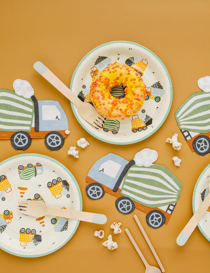 Vue de dessus de la décoration de table des serviettes camions de chantier pour enfant