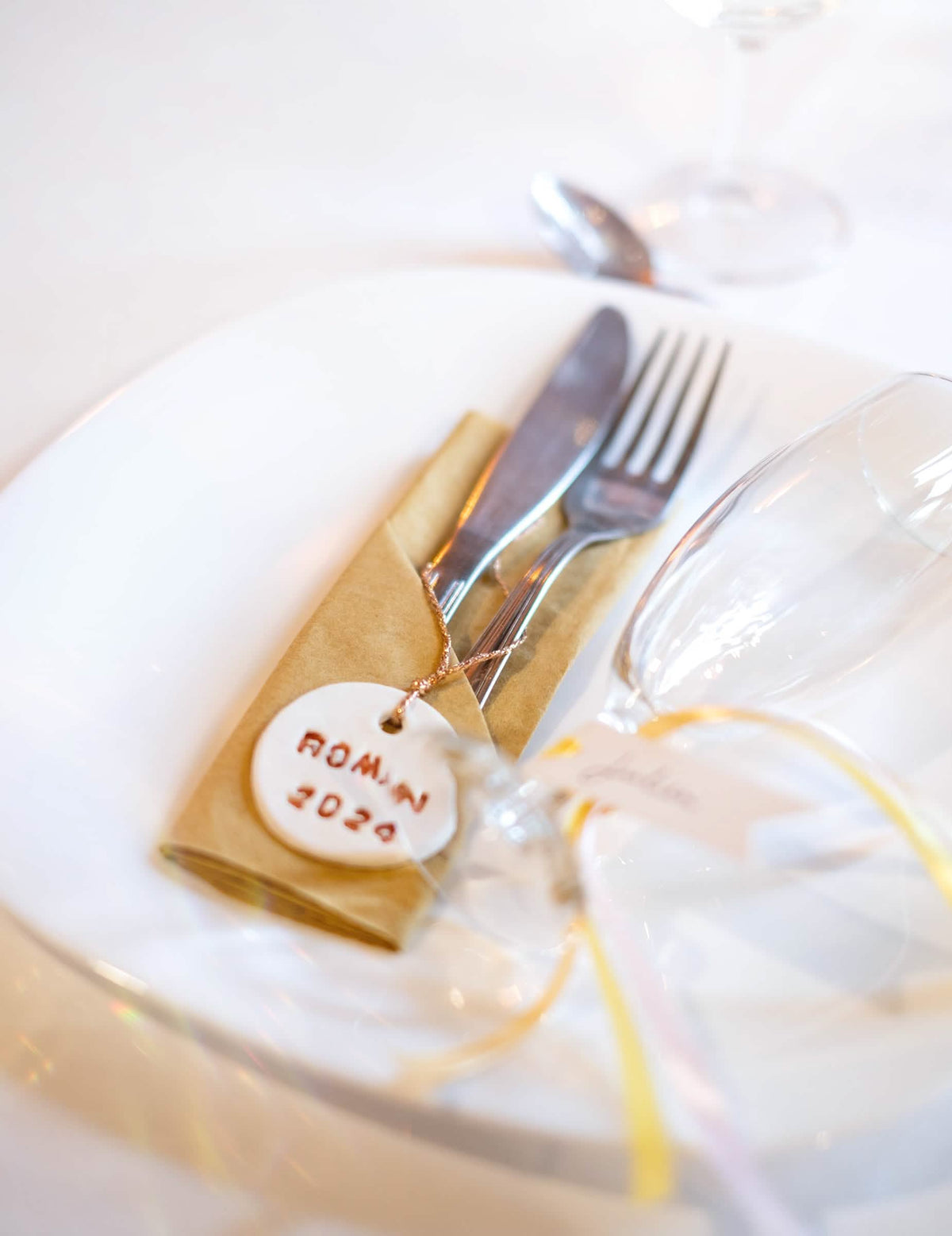 Detalle de una decoración de mesa con las servilletas de papel festivas doradas
