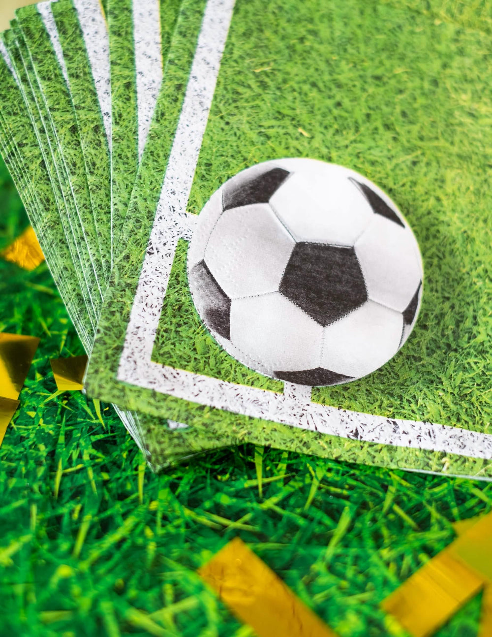 Gros plan sur le motif ballon et pelouse des serviettes en papier football pour fête