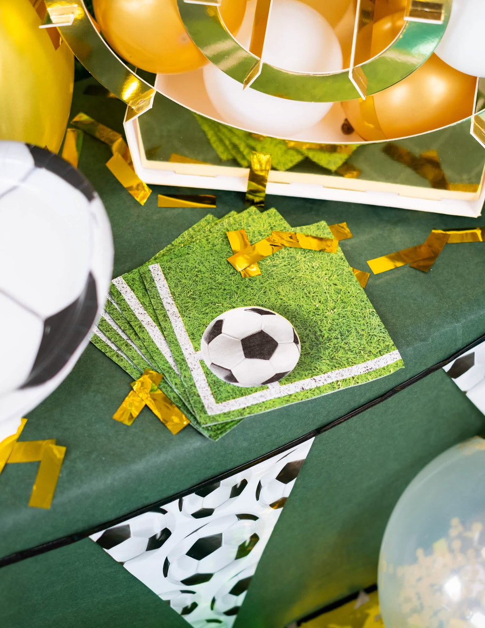 Mise en situation sur une table de fête des serviettes en papier football pour fête
