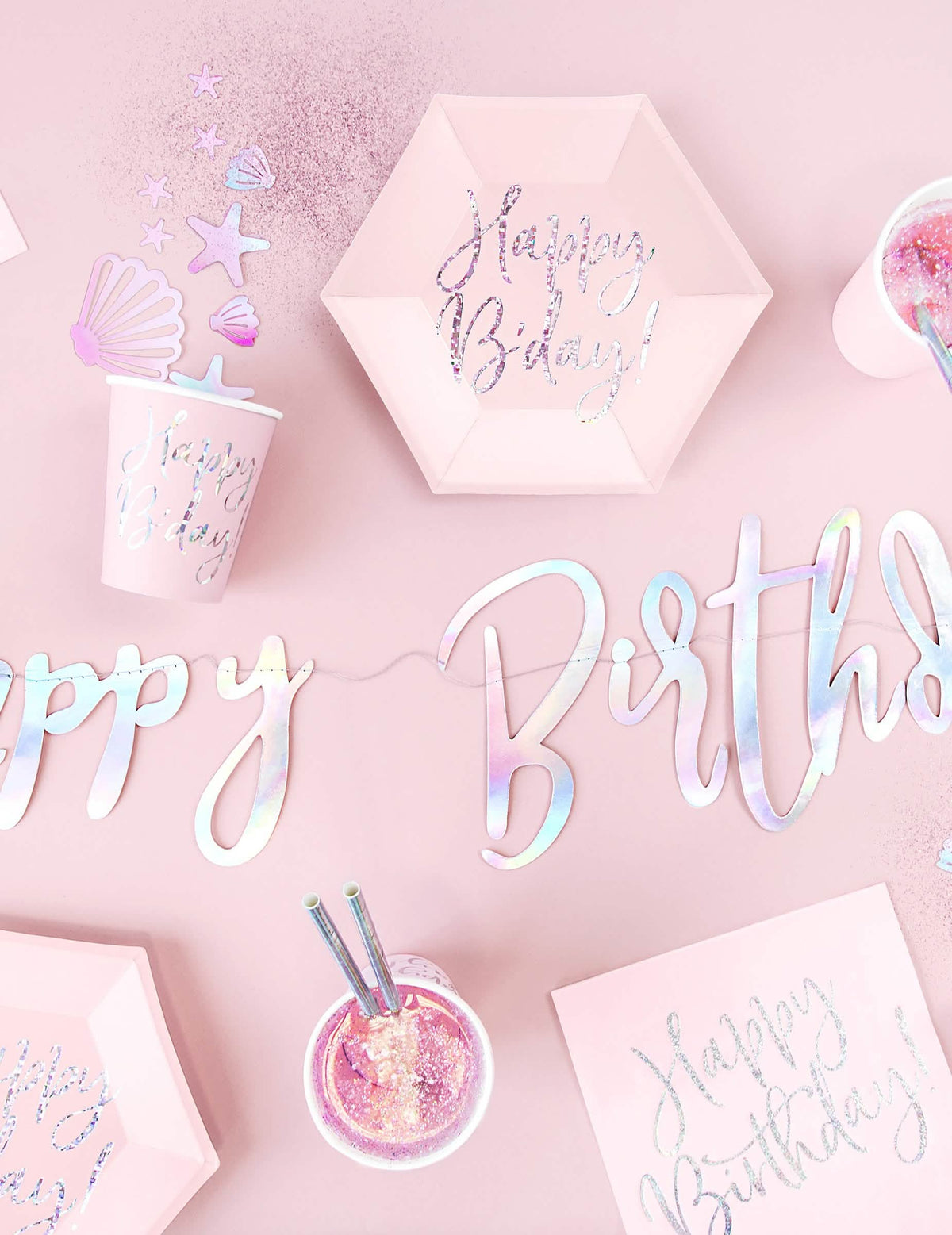 Mise en scène de la décoration de table des serviettes en papier Happy Birthday